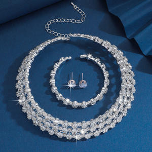 Elegante Conjunto de Joyería Nupcial de Cristal y Pedrería Plateado con Engaste de Garra, Collar, Pendientes y Pulsera con Diseño de Estrellas, Sol y Luna - Product Image 3