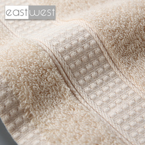 Toalla de Baño EastWest de Alta Calidad, 600gsm, 100% Algodón Orgánico, Tejido de Rizo, Color Sólido, Hipoalergénica, Ecológica, 5 Estrellas - Product Image 4