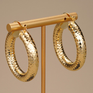 Orecchini a Cerchio Chunky per Donne, Design con Motivo a Diamante, Gioielli di Moda Unici e Distintivi - Product Image 3