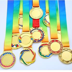 Médailles de récompense personnalisées en gros, vierges, en métal plaqué or, découpées et imprimées, pour arts martiaux, basketball, course à pied et sports - Product Image 1