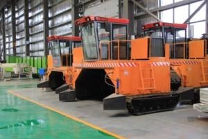 Tornitore motorizzato cingolato ribaltamento veicolo cingolato fermentazione Compost Mixer per concime e Compost miscelazione - Product Image 4