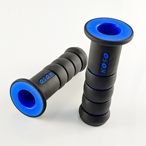Poignées de guidon de moto Koso, caoutchouc bicolore bleu noir avec logo pour accessoires de vélo et de scooter - Product Image 4