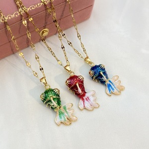 Collier en acier inoxydable fait à la main avec pendentif en forme de petit <span class=keywords><strong>poisson</strong></span> <span class=keywords><strong>rouge</strong></span> traditionnel en os de serpent Koi multicolore exquis - Product Image 2
