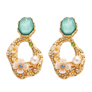 Pendientes colgantes chapados en oro vintage con diseño de flor de cristal y perla de imitación para mujer, joyería de fiesta, pendientes de aleación. - Product Image 6