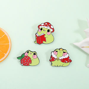 Broche amusante et mignonne en forme <span class=keywords><strong>de</strong></span> grenouille <span class=keywords><strong>prince</strong></span>, épingles en émail, grenouille <span class=keywords><strong>de</strong></span> dessin animé avec <span class=keywords><strong>fraise</strong></span> et champignon, broches pour sacs, badge <span class=keywords><strong>de</strong></span> revers, bijoux, cadeau pour amis - Product Image 3