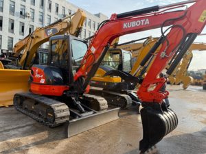 Excavatrice Kubota U55-4 d'occasion, 5,5 tonnes, compacte et maniable, idéale pour les travaux de terrassement en passage étroit en ville - Product Image 4