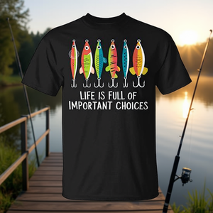 Camiseta con diseño de señuelos de pesca, Life Is Full Of Important Choices, ropa negra para hombre - Product Image 3