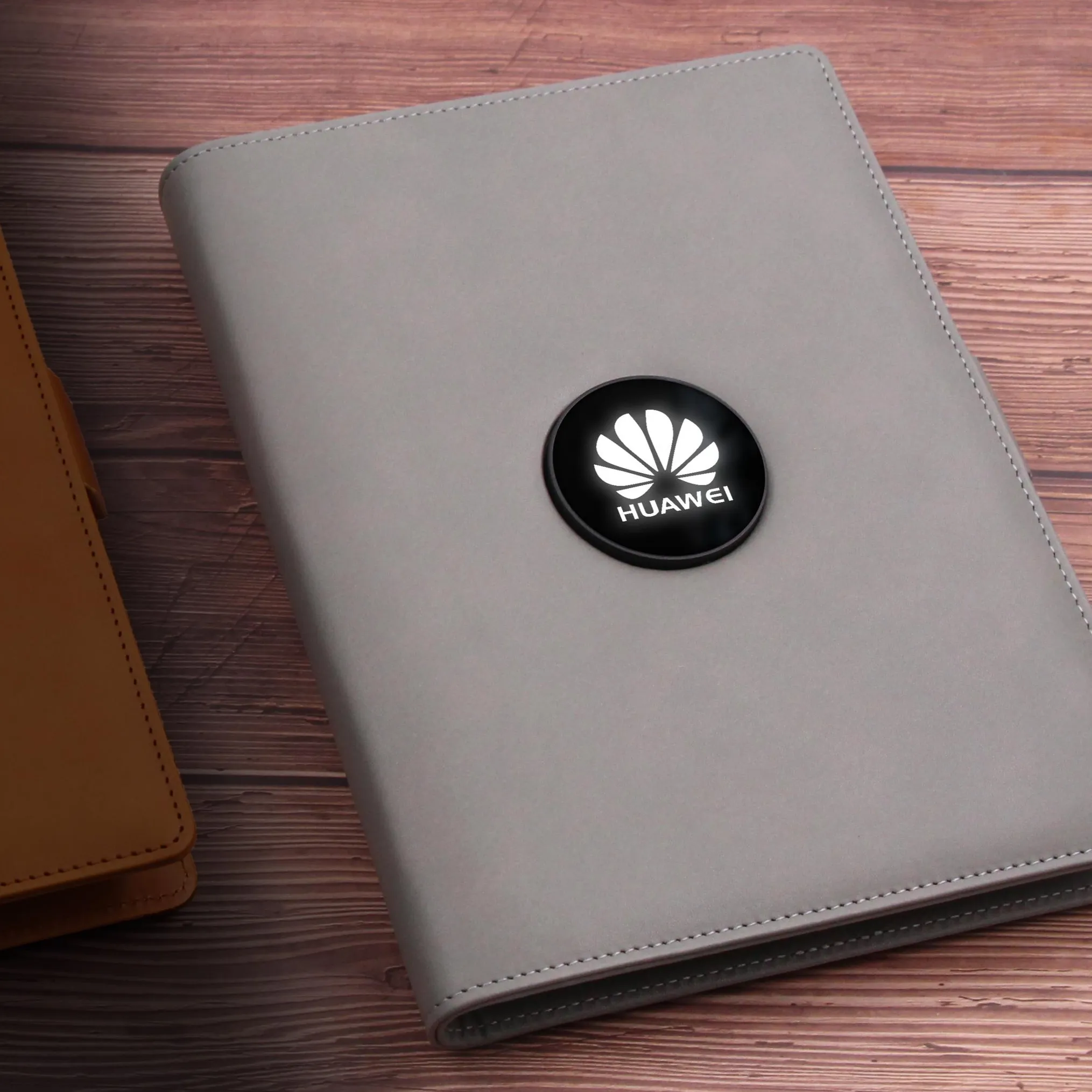 Venta caliente personalizado A5 hojas sueltas PU cuadernos diarios de cuero con bancos de energía inalámbrico LED LOGO para regalo de negocios de Navidad