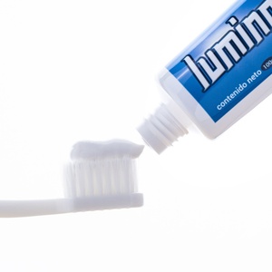 Pasta Dental Blanqueadora Orgánica con Sabor a Menta para un <span class=keywords><strong>Aliento</strong></span> Fresco y Cuidado del Esmalte, Uso Diario - Product Image 3