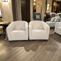 Fauteuil pivotant en tissu capitonné de style moderne et luxueux Disen Furniture, personnalisable pour salle à manger, salon ou chambre.