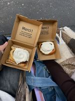 Boîte en carton ondulé pliable avec logo personnalisé, recyclable, facile à assembler, pour l'emballage et la présentation de sushis, gaufres, biscuits