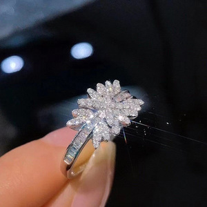 Anello con fiore scintillante per dito indice da donna, gioiello semplice ed elegante per le dita - Product Image 3