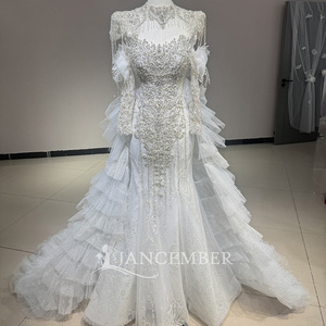 Robe de mariée moderne Dw0176 avec appliques, paillettes, dentelle, traîne chapelle classique, longueur au sol, strass brillants, dos nu, décolleté cœur - Product Image 2