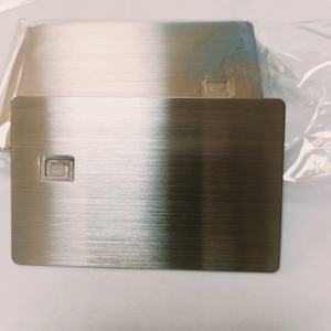 Logotipo de oro de lujo Impreso Banda magnética Tarjeta de débito de metal 4442 Tarjeta de crédito bancaria con chip para grabado láser-Artesanía de metal Premium - Product Image 1