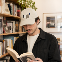 Gorra Dad Cap de Algodón Sarga con Corona Suave y Bordado Plano, MOQ Bajo, Empaque Minorista para Compradores de Librerías de Arte de Nicho con Logotipo Personalizado
