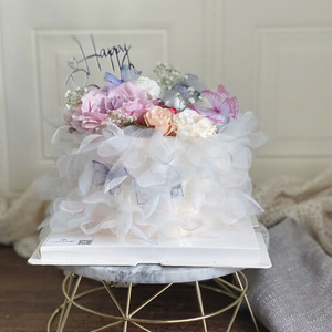 Décoration de gâteau en tulle avec fleurs et papillons en fil métallique pour la décoration de gâteaux de table - Product Image 1