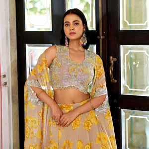Conjunto de Lehenga con Bordado Floral Amarillo, Ropa India y Pakistaní, Dupatta Transparente, Atuendo Impresionante para Bodas y Festivales - Product Image 1