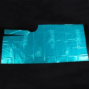 Delantal de peluquero desechable de plástico PE de calidad superior hecho en China <span class=keywords><strong>sin</strong></span> mangas para fines de limpieza - Product Image 4