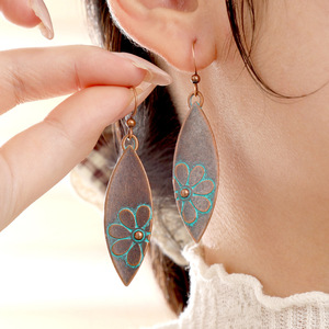 Boucles d'oreilles pendantes vintage en alliage, plaqué bronze antique, motif floral, bijoux de fête pour femmes, boucles d'oreilles tendance - Product Image 3