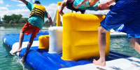 Parc flottant gonflable avec trampolines aquatiques, obstacles d'aventure et structures de jeux aquatiques pour les stations balnéaires