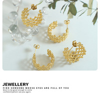 H0081 Boucles d'oreilles pendantes en acier inoxydable plaqué or 18 carats pour femme, motif treillis à petites perles dorées en forme de C, design de niche, tendance