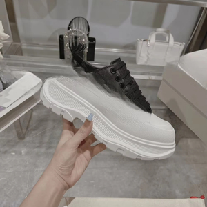 Baskets plateforme Alexander Classic en toile blanche avec lacets noirs pour un style décontracté et urbain - Product Image 1