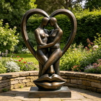 Sculptures de couple en bronze en forme de cœur pour la décoration extérieure des jardins et des cours