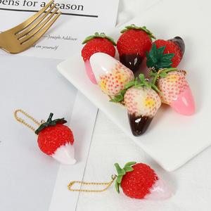 Ciondolo simulato a forma di salsa per insalata alla fragola, decorazione per zaino con catena di perline in PVC a forma di frutta simulata, salsa al cioccolato al latte e fragola - Product Image 3