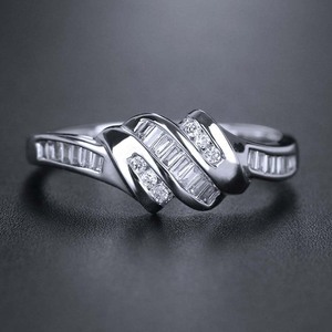 Anello Minimalista Elegante Asimmetrico con Design Geometrico, Gioiello da Donna alla Moda per Uso Quotidiano, Regalo Chic - Product Image 1