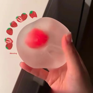 Jouets à presser en latex Mochi Fraise - Jouet anti-stress et pour déverser la colère pour amis, marque Onr, unisexe - Product Image 1