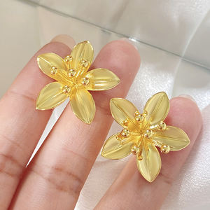 Boucles d'oreilles clous en laiton plaqué or 18 carats sans nickel, motif fleur épanouie exagérée, style bohème, bijoux de luxe pour l'été et les vacances - Product Image 1
