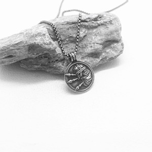 Yunnique Collier unisexe en acier titane avec pendentif épée, design rétro soldat en relief, bijou cadeau - Product Image 1