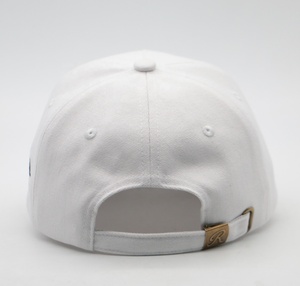 Casquette <span class=keywords><strong>de</strong></span> golf en toile blanche non structurée à 5 panneaux avec broderie personnalisée, bordure en corde sur le devant et boucle arrière en métal gravée - Product Image 5