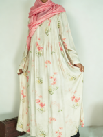 Robe longue plissée florale délicate, col rond léger, boutonnée sur le devant, en tissu tissé, style abaya modeste pour femmes musulmanes