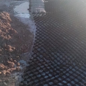 Grille de <span class=keywords><strong>gravier</strong></span> en plastique noir HDPE <span class=keywords><strong>pas</strong></span> <span class=keywords><strong>cher</strong></span>, géocellule de soutien de charge, vente, prix fabricant, géocellule HDPE - Product Image 3