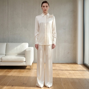 <span class=keywords><strong>Completo</strong></span> Elegante in Raso di Seta Bianco Avorio, Set 2 Pezzi da <span class=keywords><strong>Donna</strong></span>: <span class=keywords><strong>Camicia</strong></span> a Maniche Lunghe con Dettagli Floreali 3D <span class=keywords><strong>e</strong></span> <span class=keywords><strong>Pantaloni</strong></span> a Vita Alta <span class=keywords><strong>e</strong></span> Gamba Larga - Product Image 1