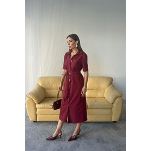 Vestido TENCEL Borgoña de Manga Corta con Cierre de Botones Frontales para Uso Profesional - Product Image 2