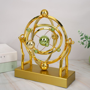 Ornement de bureau à mouvement perpétuel, Roue Ferris en métal avec lumière LED, Planète orbitale, Statue d'art cinétique plaquée or, Alimenté par piles - Product Image 5