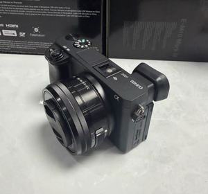 Appareil photo hybride Sony A6400 d'occasion, kit 24,2 MP APS-C avec objectif zoom motorisé 16-50 mm, prêt à être expédié - Product Image 4