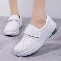 Nouvelles baskets blanches décontractées coréennes à semelle souple et respirante avec coussin d'air et fermeture Velcro, idéales pour le travail en milieu hospitalier et pour les infirmières.
