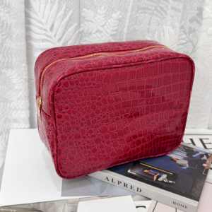 Nueva llegada, bolsa de cosméticos roja con textura de piel de cocodrilo, impermeable, para artículos de aseo, cuidado de la piel y maquillaje para mujeres. - Product Image 2