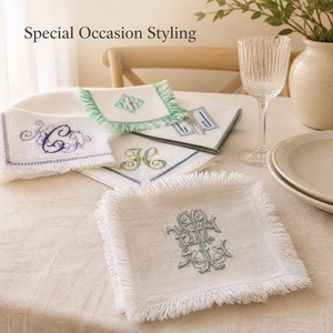 Serviette en coton carrée personnalisée avec monogramme brodé et bordure à franges pour la décoration de table - Product Image 5