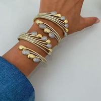 Bracelet manchette multi-rangs en laiton plaqué or 18 carats, style Mob Wife, pour événements sur le tapis rouge, finition anti-ternissement, motif goutte d'eau