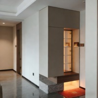Vitrina con Puertas de Vidrio, Cajones con LED, Estantes Abiertos, Moderna, de Mármol y Madera, para Entrada, Personalizada