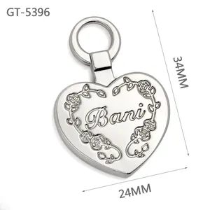 Handtasche Metall zubehör Zink legierung kleine Tags Herzform benutzer definierte gravierte Logo Metall anhänger für Kosmetik tasche