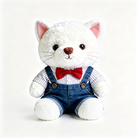 Peluche chat blanc mignon en salopette en jean et nœud papillon rouge, jouet en peluche doux, cadeau idéal pour les enfants, peluche chat gentleman