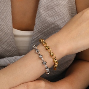 Bracelet Chunky Minimaliste en Acier Inoxydable Plaqué Or PVD 18K, Résistant à l'Eau et au Ternissement, pour Femme - Vente en Gros - Product Image 3