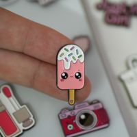 Autocollant de téléphone 3D personnalisé en usine avec des motifs anciens et modernes, en alliage de zinc durable, couleur personnalisée Megasun pour cadeaux souvenirs