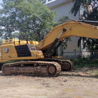 Excavatrice CAT 355 d'occasion à haute disponibilité, équipée d'une benne robuste pour les tâches de manutention de matériaux en vrac en carrière