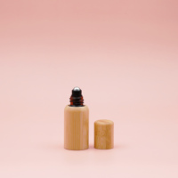 Botol Roller Logo kustom ramah lingkungan 10-100ml untuk botol minyak esensial kacamata bambu bulat dengan bola baja